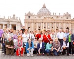 La expedición burgalesa en la Plaza de san Pedro en el Vaticano