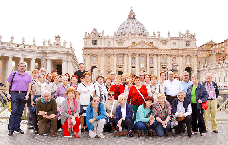 La expedición burgalesa en la Plaza de san Pedro en el Vaticano